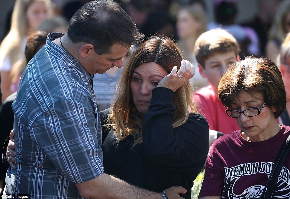 494007CD00000578-5393919-There_were_emotional_scenes_at_a_prayer_vigil_in_Parkland_on_Thu-a-1_1518755220269.jpg