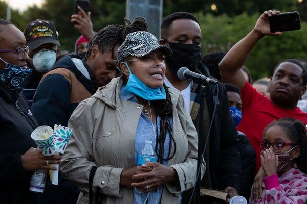 Marcia Carter-Patterson, center, Mr. Ellis’s mother, addressed a vigil for him in Tacoma, Wash., on Wednesday.