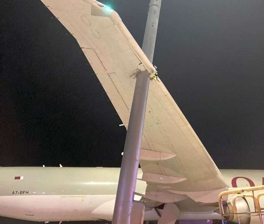 Qatar-777F-Chicago-pole-incident-Aug22-1.jpg