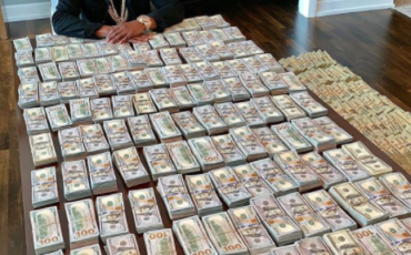 Floyd-Mayweather-money-370x230.png