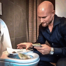 geld-ins-klo-karl-ess.gif