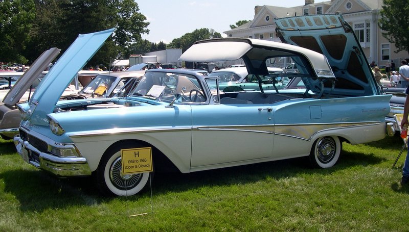1958_Ford_Fairlane_500_Skyliner.JPG