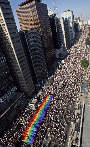 brazil_gay_parade_xap102.jpg