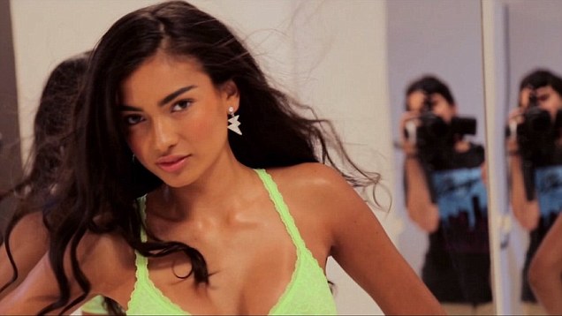 video-undefined-1F7EB59D00000578-53_636x358.jpg