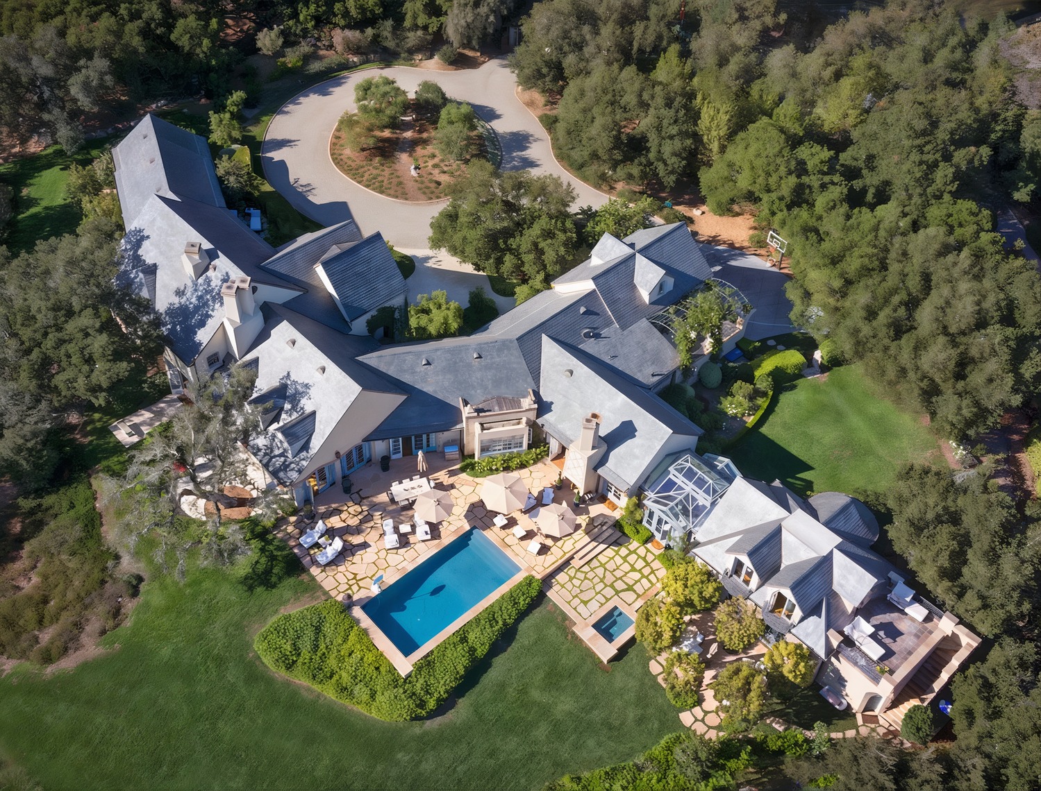 crazyluxuryhomes.com