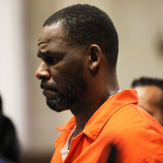 ab105bab87bd601d5c078edab46dccadbd-r-kelly.rsquare.w330.jpg