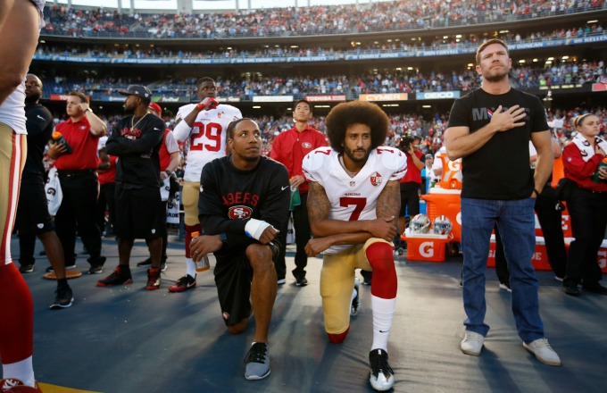 colin-kaepernick-kneels_bujmrw.jpg