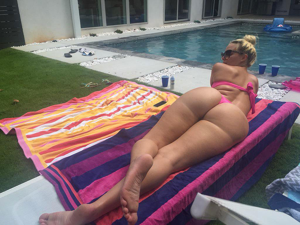 big-booties-at-the-pool-11.jpg
