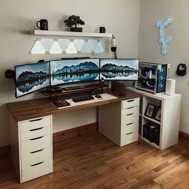 Gaming-Setup-Ideas_triple-monitor-setup-2.jpg