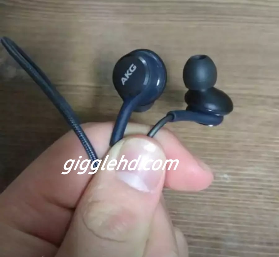 s8-akg-earphones-1.jpg