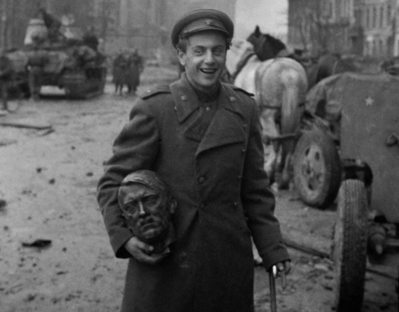 738125571_destroying_berlins_nazi_statues.jpg