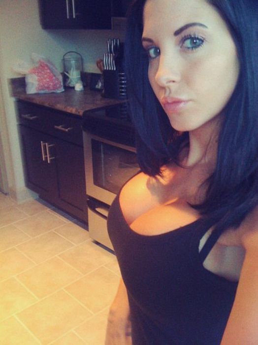 girls_with_cleavage_01.jpg