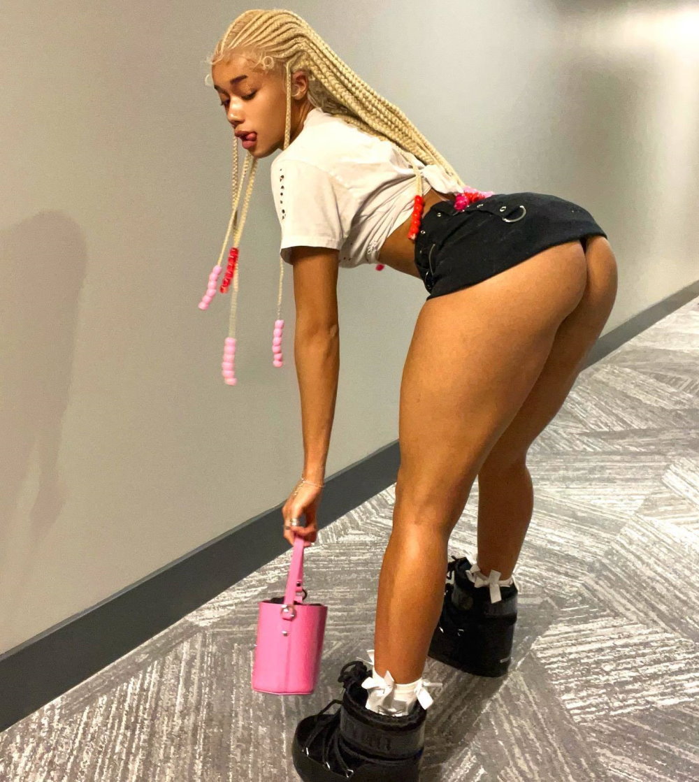 EssyonnaFlashingHerBigBootyInTightShortsFleshlight3.jpg