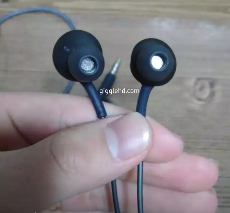 s8-akg-earphones-2.jpg