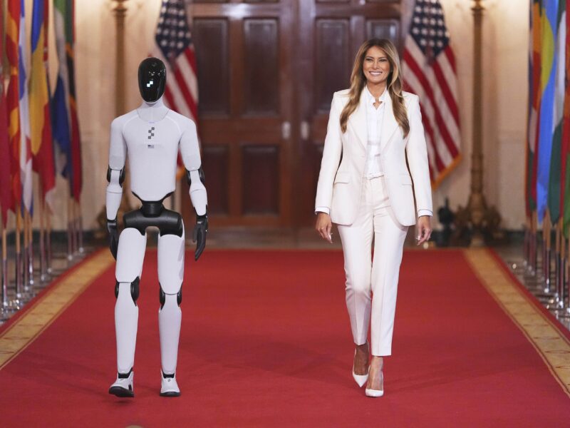 melania-robot-800x600.jpg