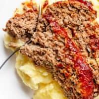 How to make the best tender and juicy Meatloaf with a delicious shiny glaze! Cheap, easy and quick to prepare, let the oven do all the work for you! The whole family goes crazy over each slice of this meatloaf recipe. PLUS... take advantage of leftovers and turn them into the best meatloaf sandwiches! | cafedelites.com