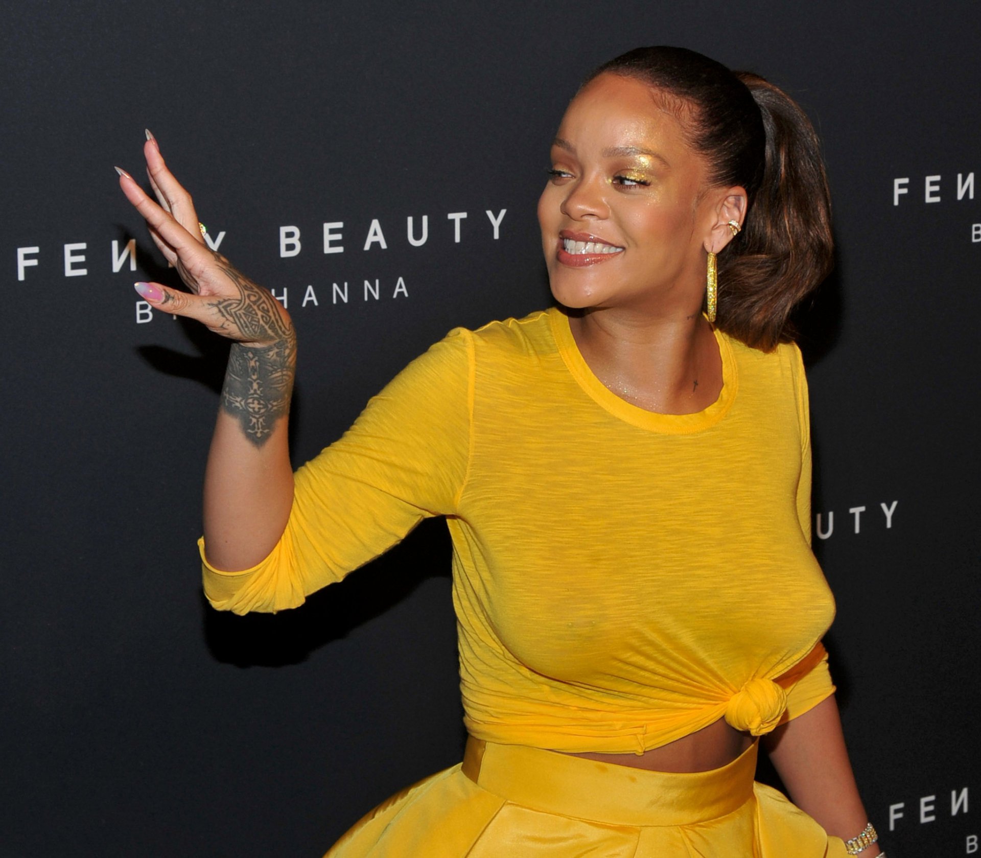 Rihanna-Braless-36.jpg