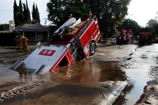 los-angeles-fire-truck-sinkhole.JPG