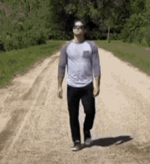 suddenly-running-away-funnily-2mwe0fkp7bw7mxez.gif