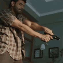 banduk-dikhana-aparshakti-khurana.gif