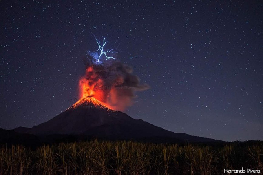 colima-eruption-lightning-4.jpg