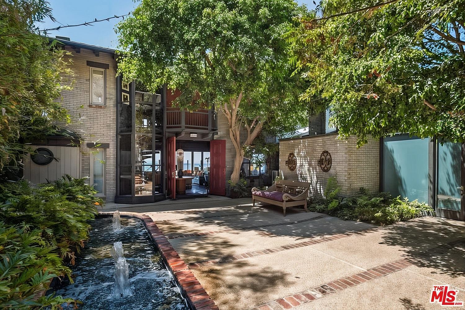 crazyluxuryhomes.com