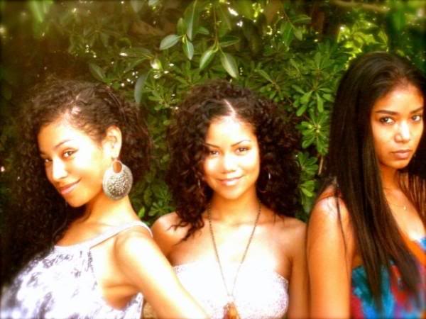 jhene-and-sisters.jpg