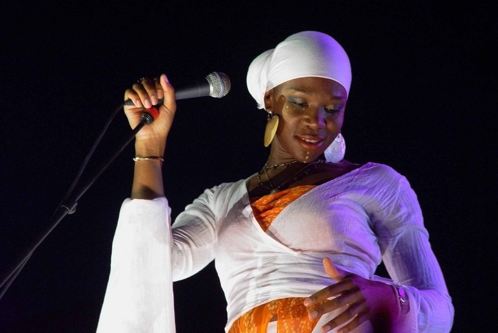 India.Arie_in_2004_by_Chris_Hakkens.jpg