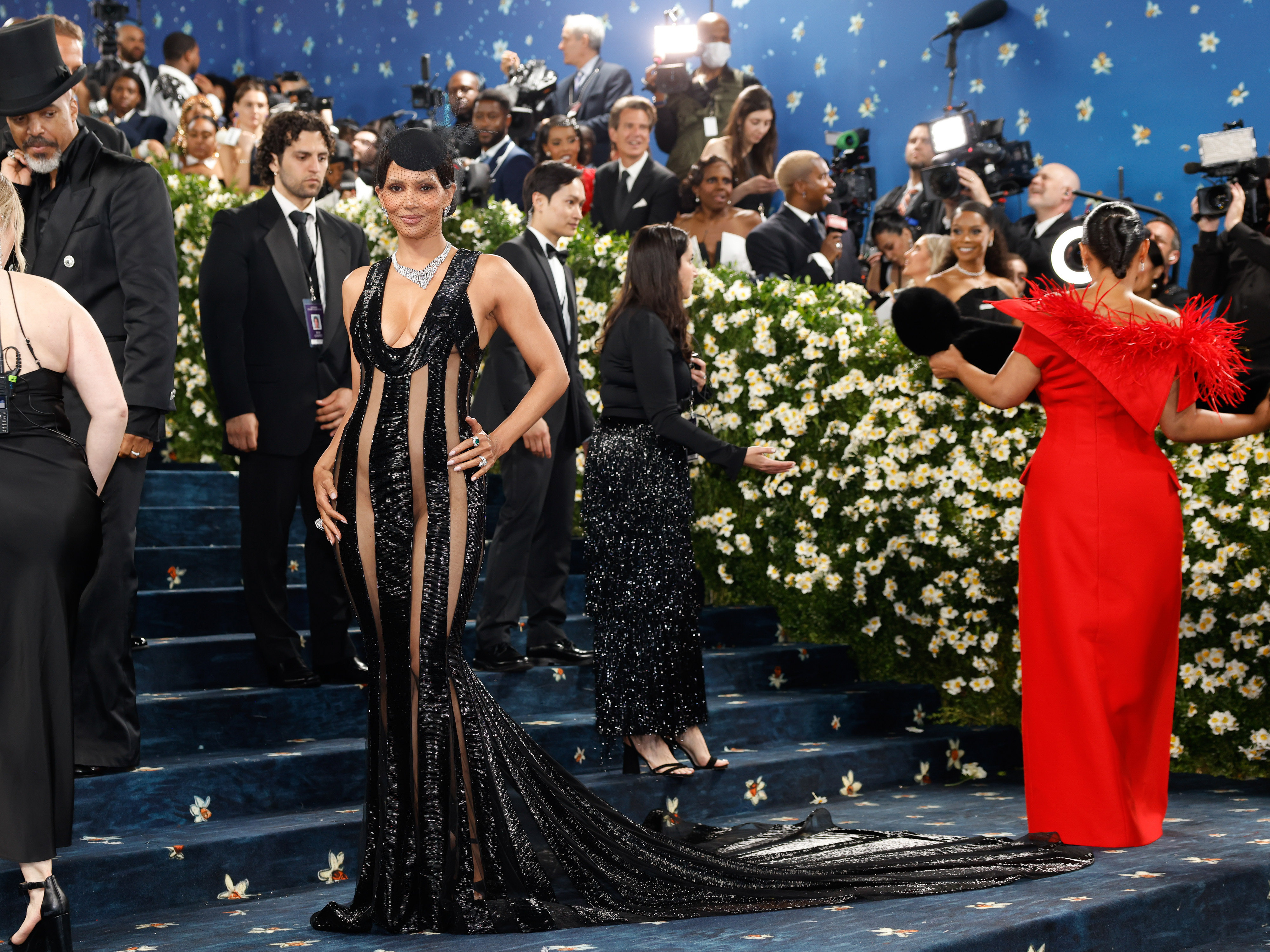 596486075_halleberry2025metgala132.jpg