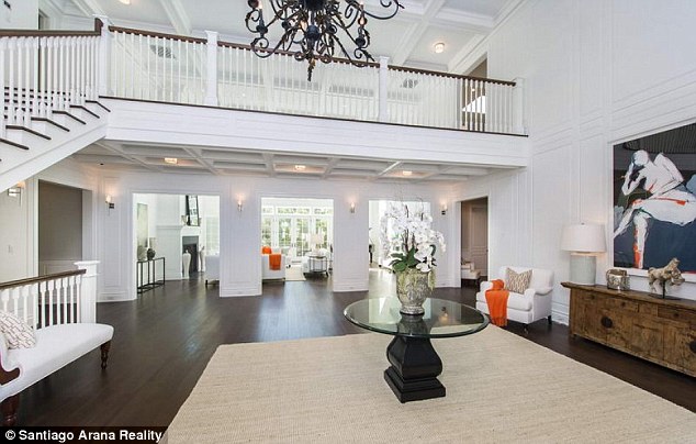 1415206617324_wps_11_Michael_Strahan_House_Rea.jpg