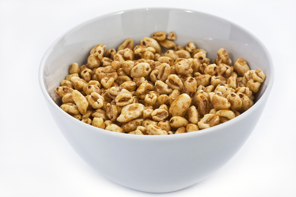light_gray_ceramic_bowl_of_honey_cereals.jpg