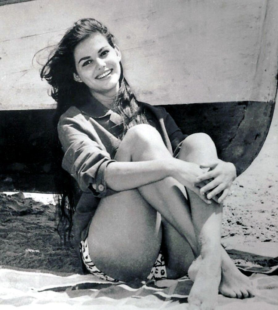 1938-claudia-cardinale-beach-808.jpg