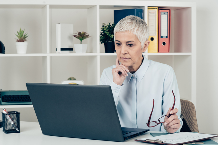 A woman researching the average net worth of retirees.