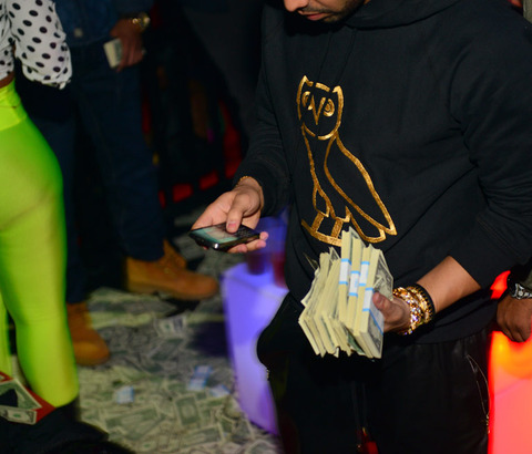 drake-strip-club-money-photos-021-480w.jpg