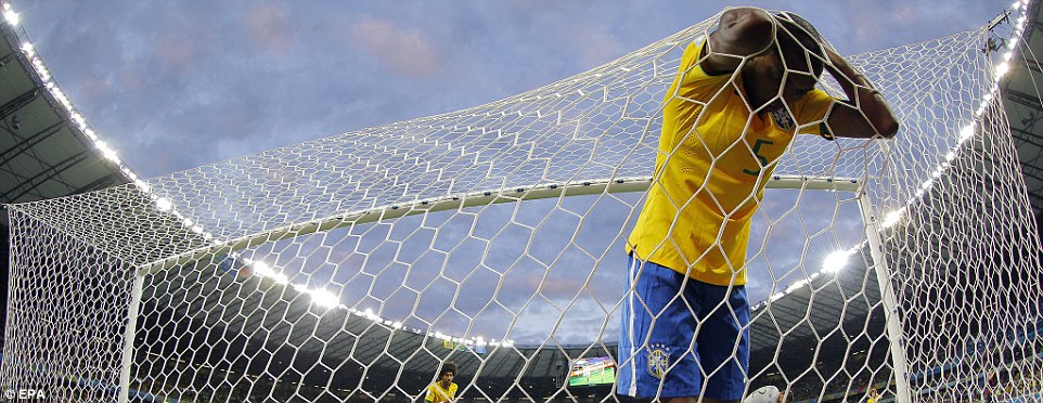 1404860939896_wps_22_epa04306334_Fernandinho_o.jpg