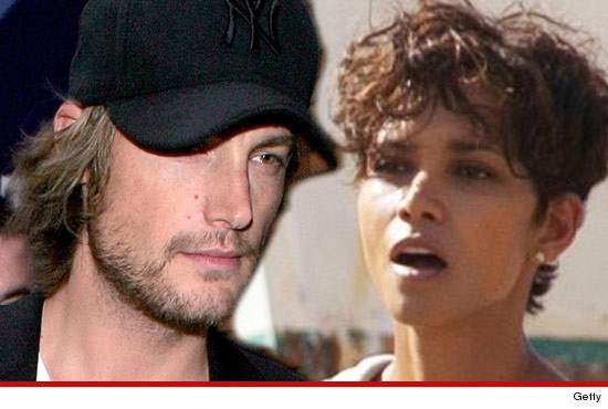 1122-gabriel-aubry-halle-berry-article-3.jpg