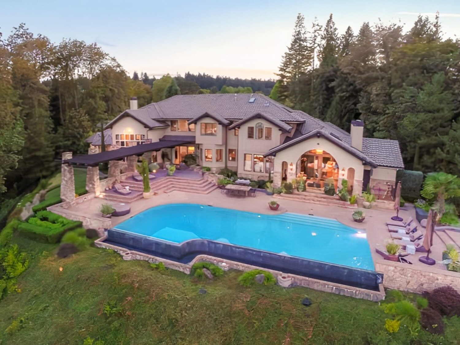 crazyluxuryhomes.com