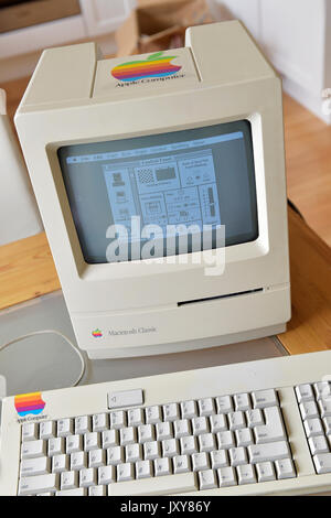 apple-macintosh-classic-computer-circa-1990-jxy86y.jpg