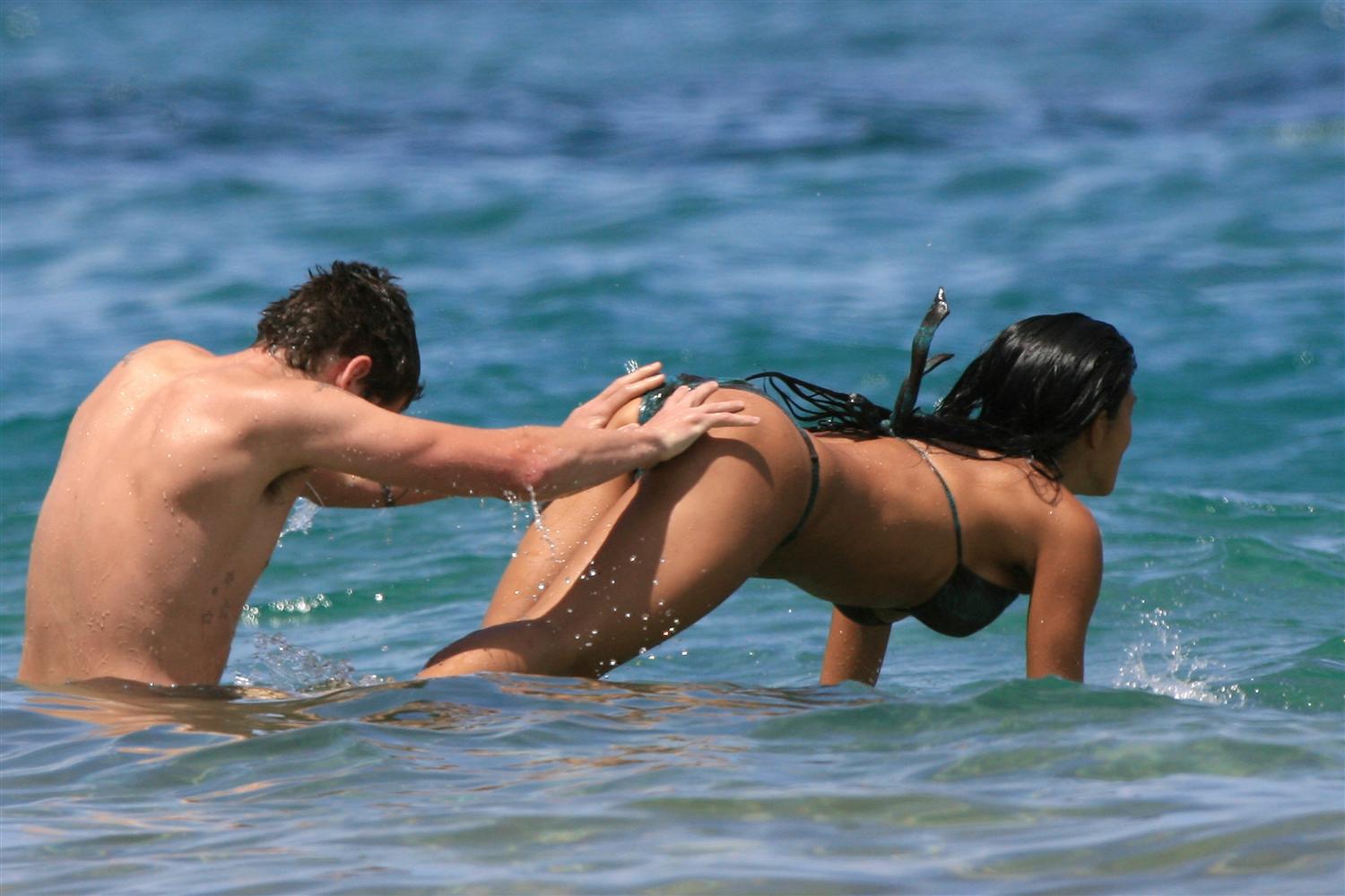 72541_nicole_scherzinger_4_122_409lo.jpg