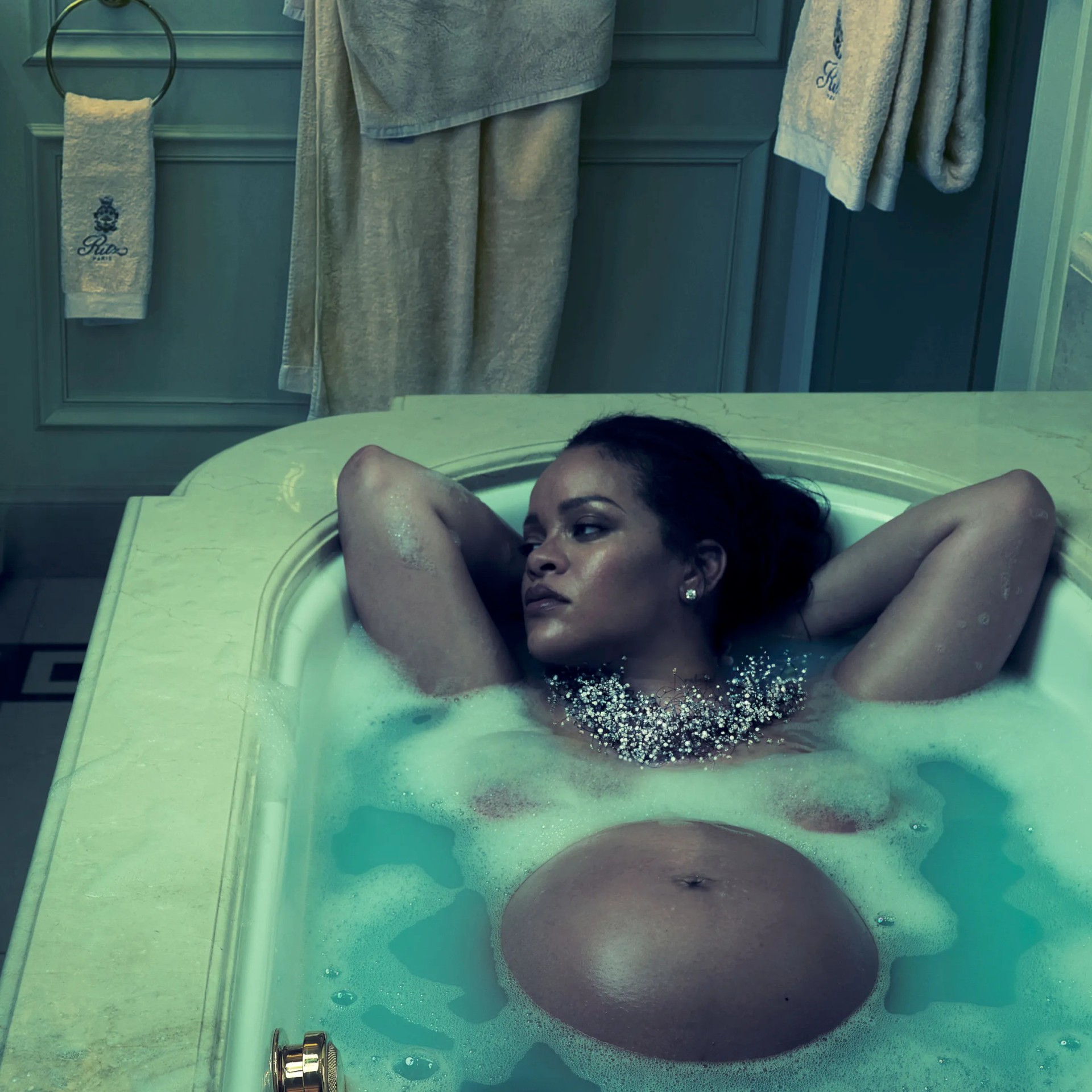 Rihanna-Sexy-Pregnant-Body-3.jpg