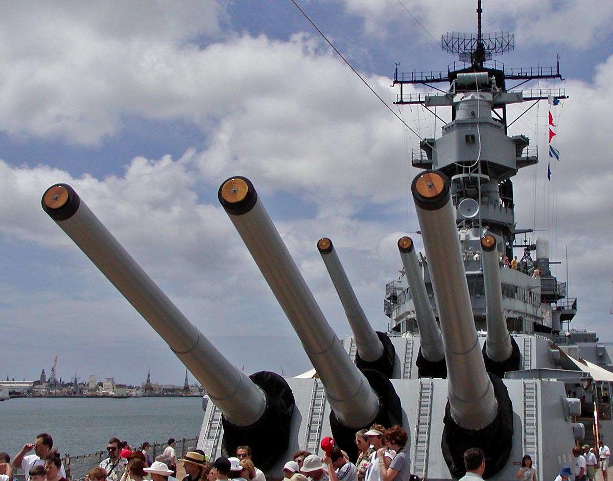 USS_Missouri_forward_turrets.jpg
