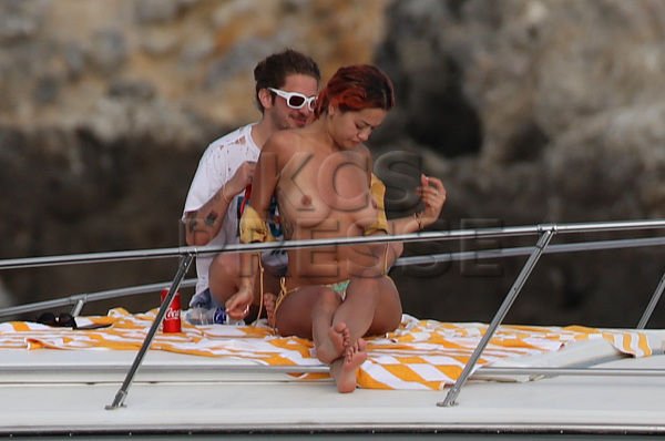 Rita-Ora-Topless-TheFappeningBlog.com-8.jpg