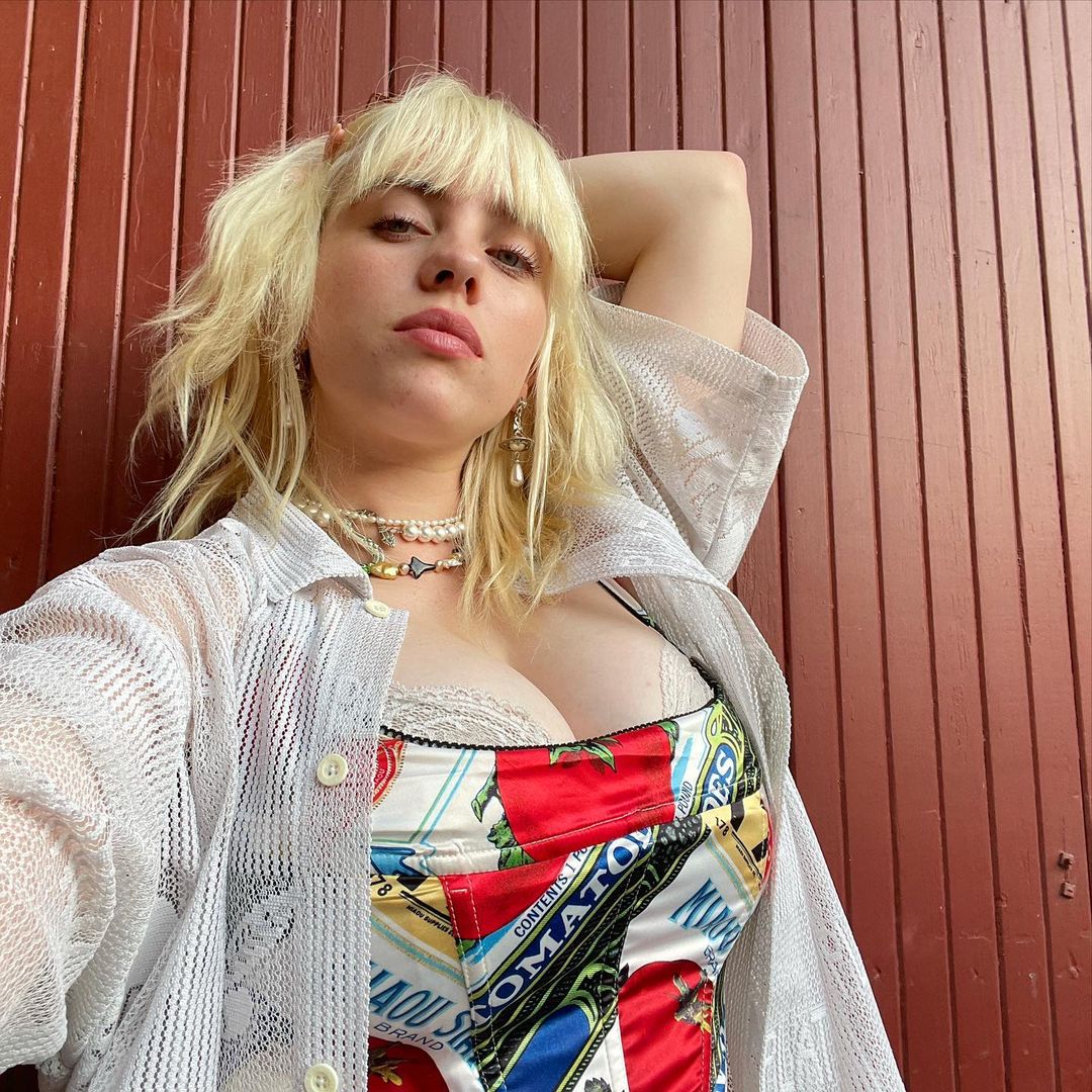 Billie-Eilish-Cleavage-3.jpeg