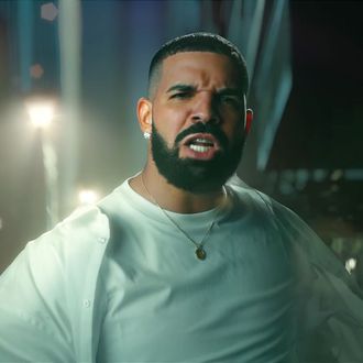 375a49d1eac2b1774b25bd2f49d7bfb11e-drake.rsquare.w330.jpg