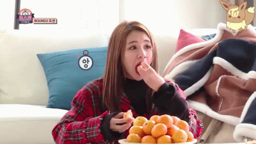 chaeyoung-eating-oranges.gif