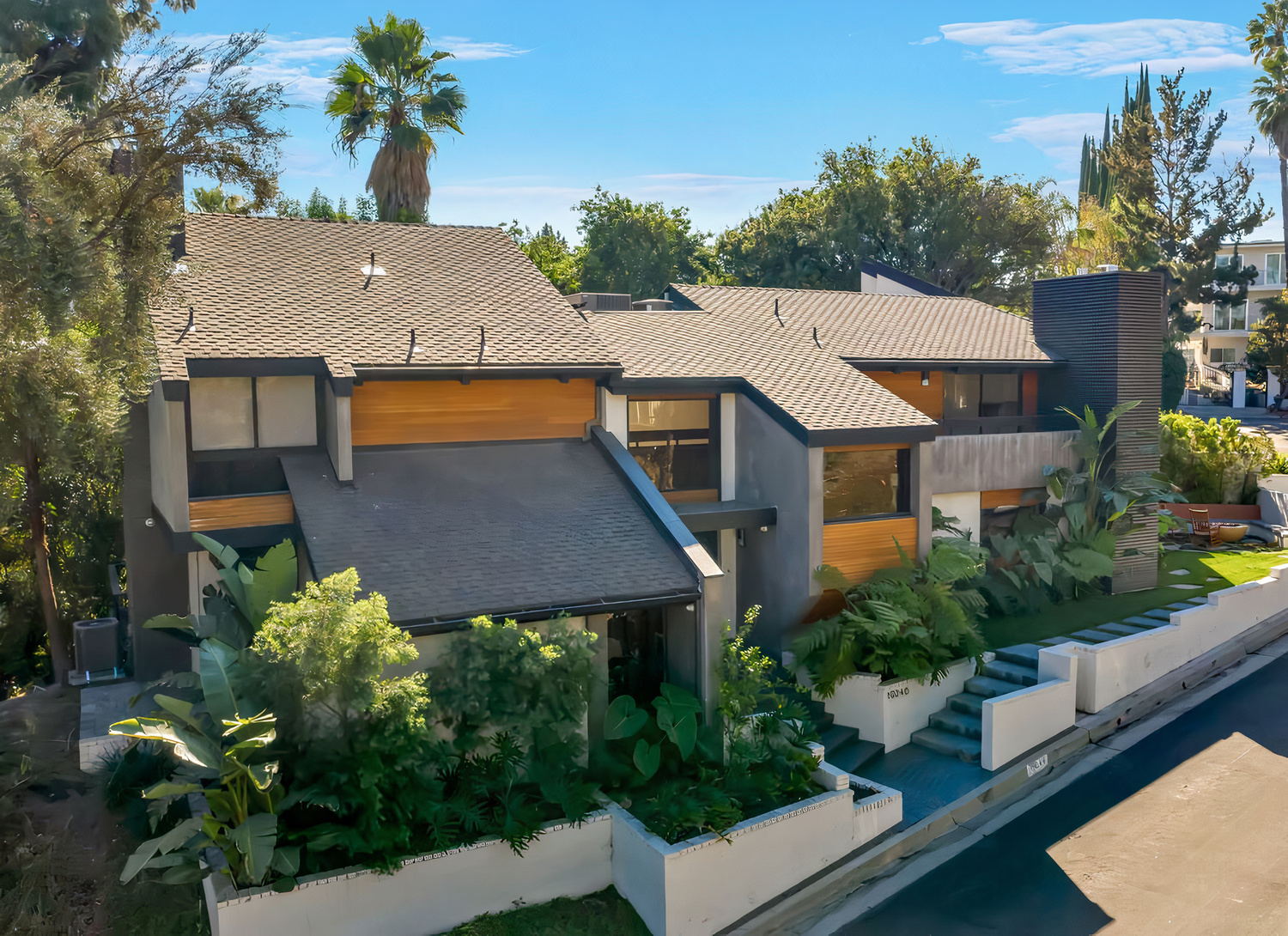 crazyluxuryhomes.com