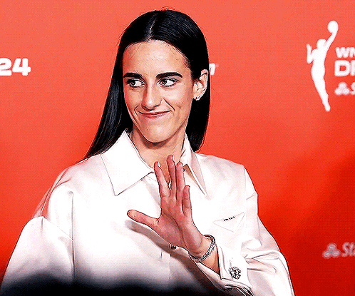 caitlin-clark-shy-smile-waving-bkf7ug3d97hgbdt8.gif