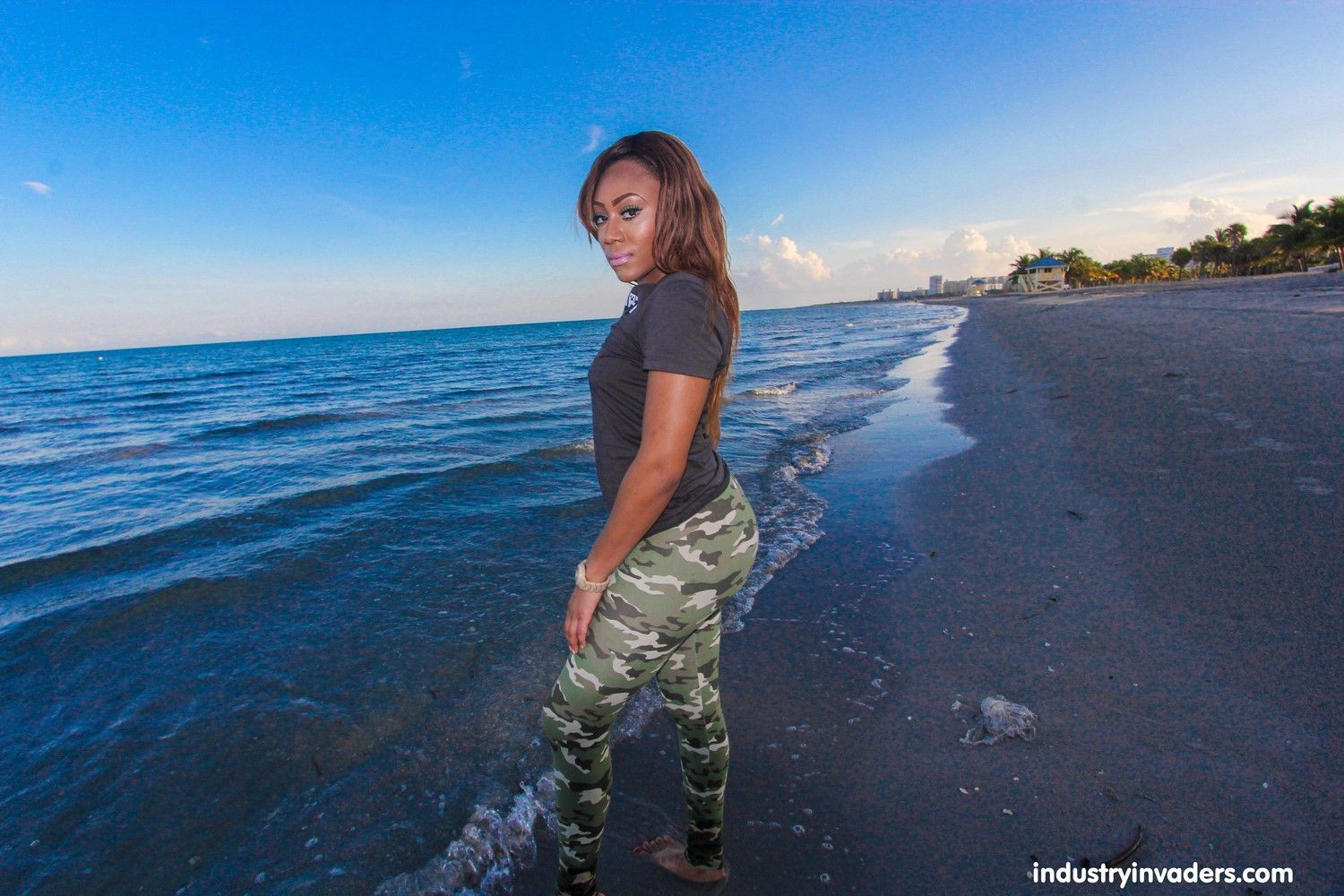 JaylaFoxxEbonybabebaresherhugebootyatthebeachAdultPrime2.jpg