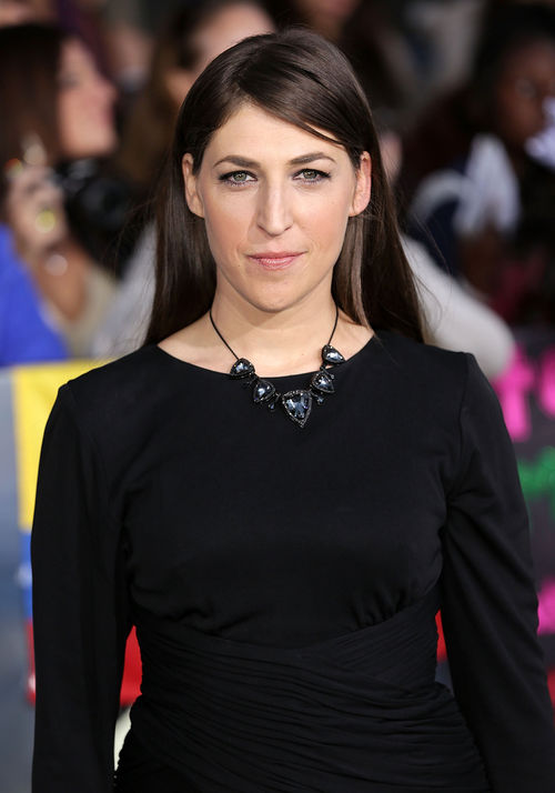 mayim-bialik-ganz-in-schwarz.jpg