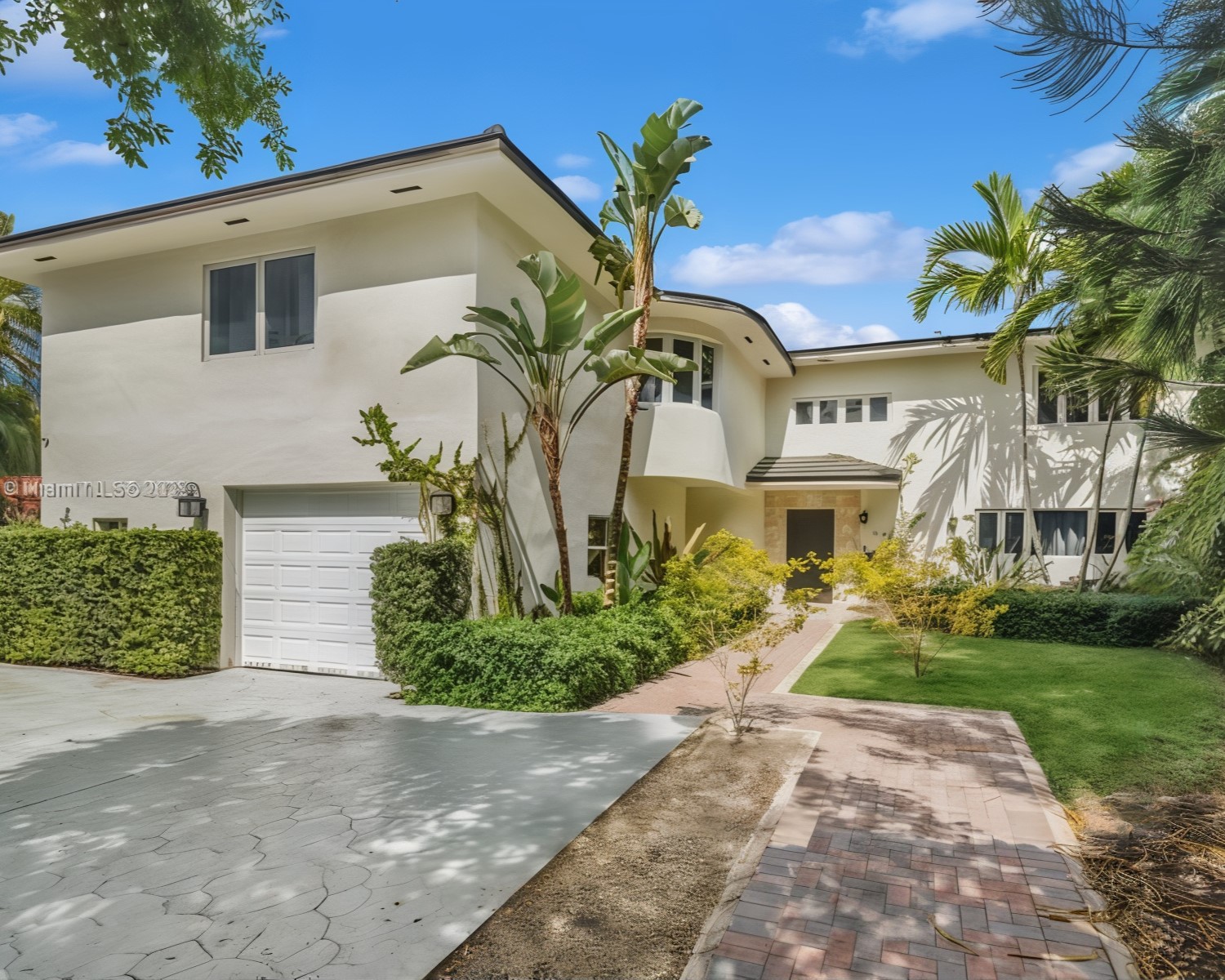 crazyluxuryhomes.com